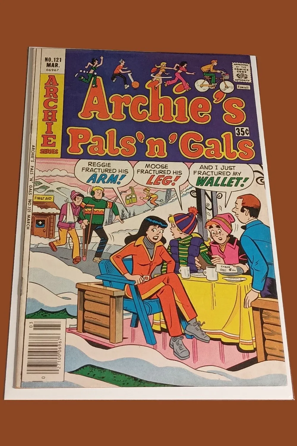 Archie’s Pals ’n’ Gals #121 (March) – Classic Ski Lodge Cover – Bronze Age Archie Comic Archie’s Pals ’n’ Gals #121 (March) – Classic Ski Lodge Cover – Bronze Age Archie Comic